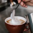 آیا افزودن شیر به  قهوه می تواند اثرات ضد التهابی داشته باشد؟